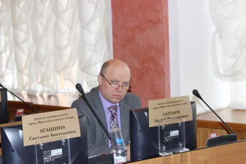 Детская площадка в центре Ярославля раскола ряды депутатов муниципалитета