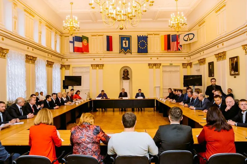 Вновь избранным депутатам муниципалитета Ярославля вручили удостоверения
