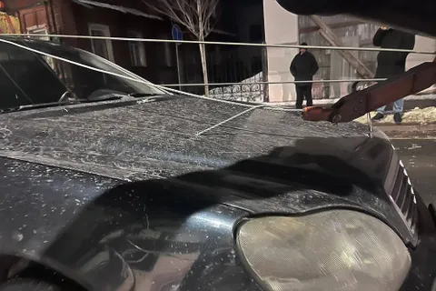 В Рыбинске опора освещения упала на машину