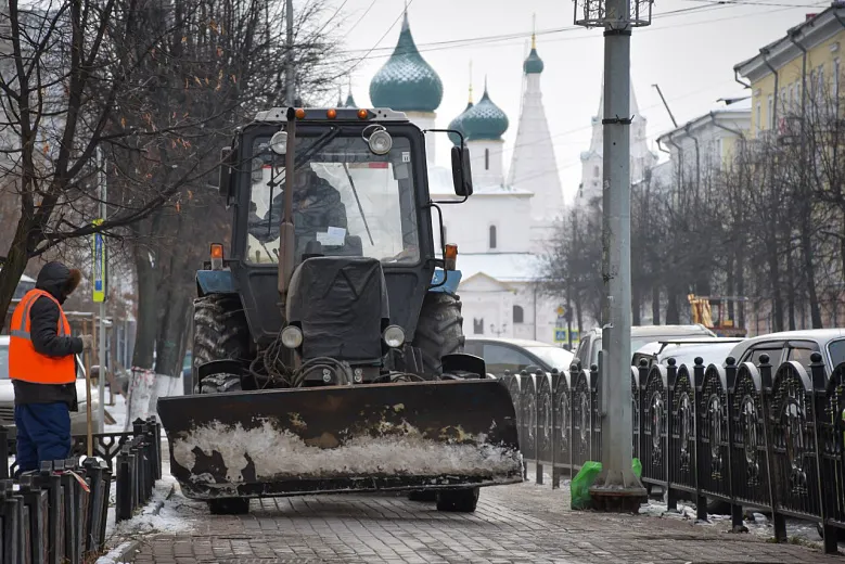 Мэрия Ярославля: все тротуары в городе убирают одинаково тщательно