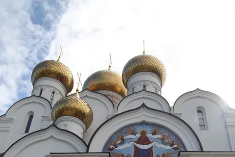 Завершена установка изразцовой иконы на Успенском соборе в Ярославле