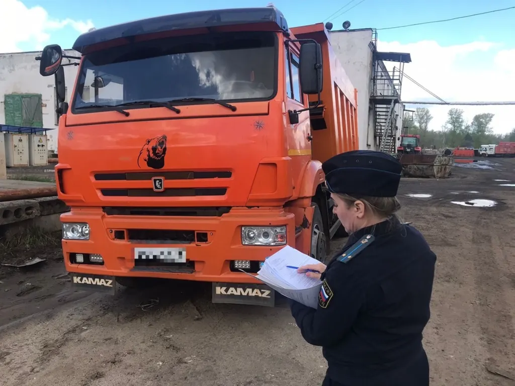 В Ярославле у муниципального предприятия арестовали дорожную технику