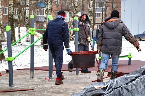 В Юбилейном парке Ярославля поставили дешевые спортивные тренажеры