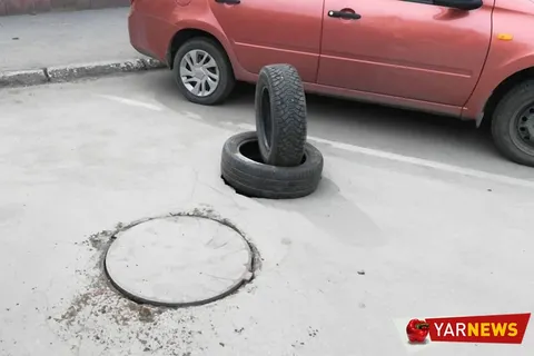 «Дыра, как в совести чиновников»: в центре Ярославля провалился асфальт