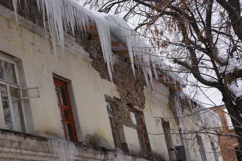 Состояние дворов и крыш в Ярославле критическое