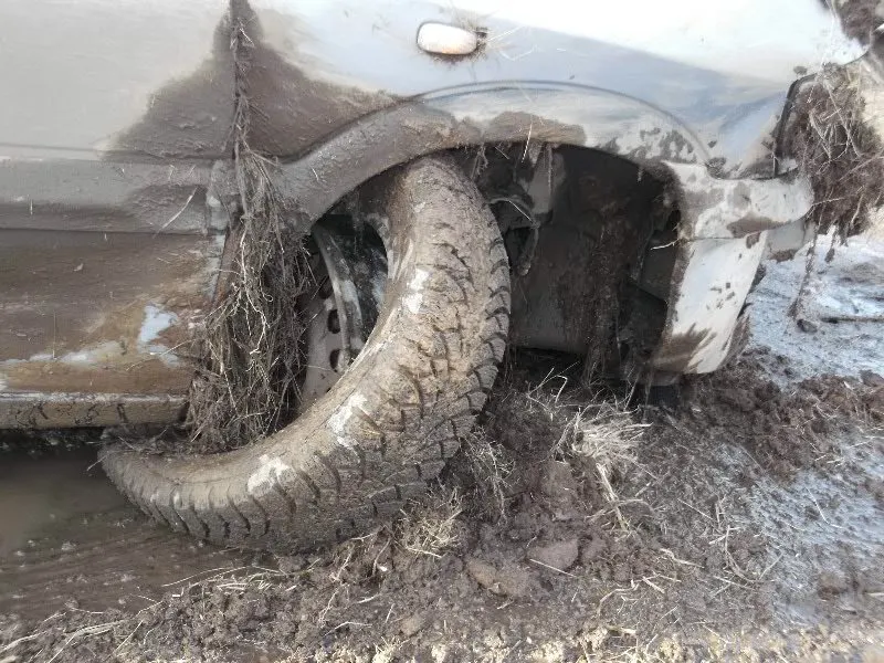 В Ярославской области Опель вылетел в кювет и потерял колесо