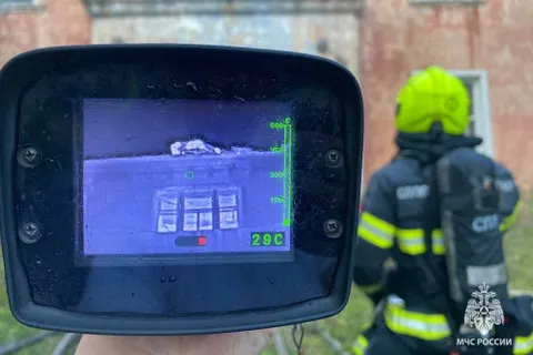 В Рыбинске полыхает заброшенная двухэтажка