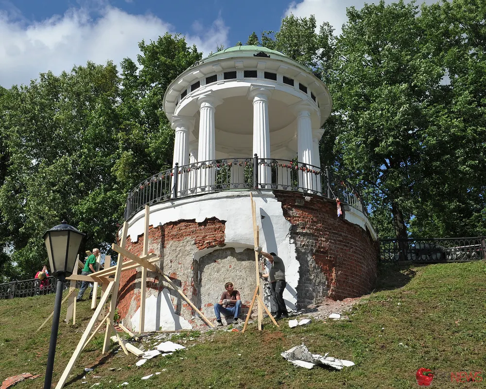 В Ярославле на Волжской набережной обвалилась стена беседки. С фото