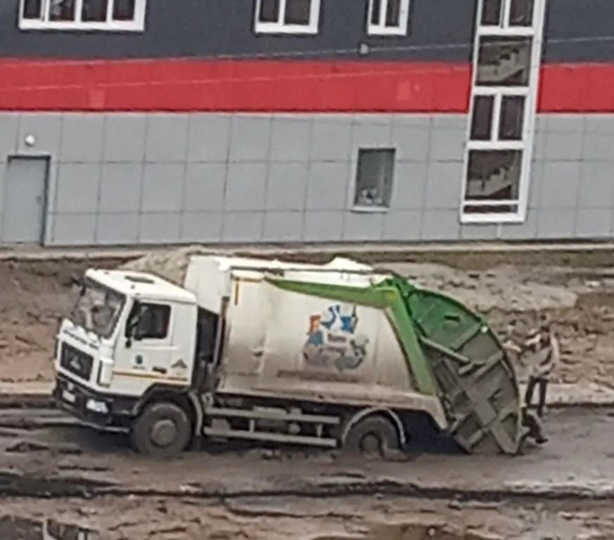 На ярославской дороге застрял мусоровоз
