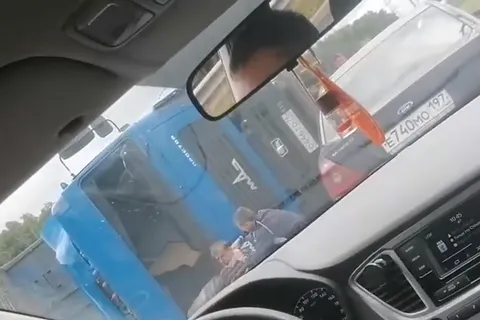В Ярославле на мосту перевернулась фура: видео с места ДТП
