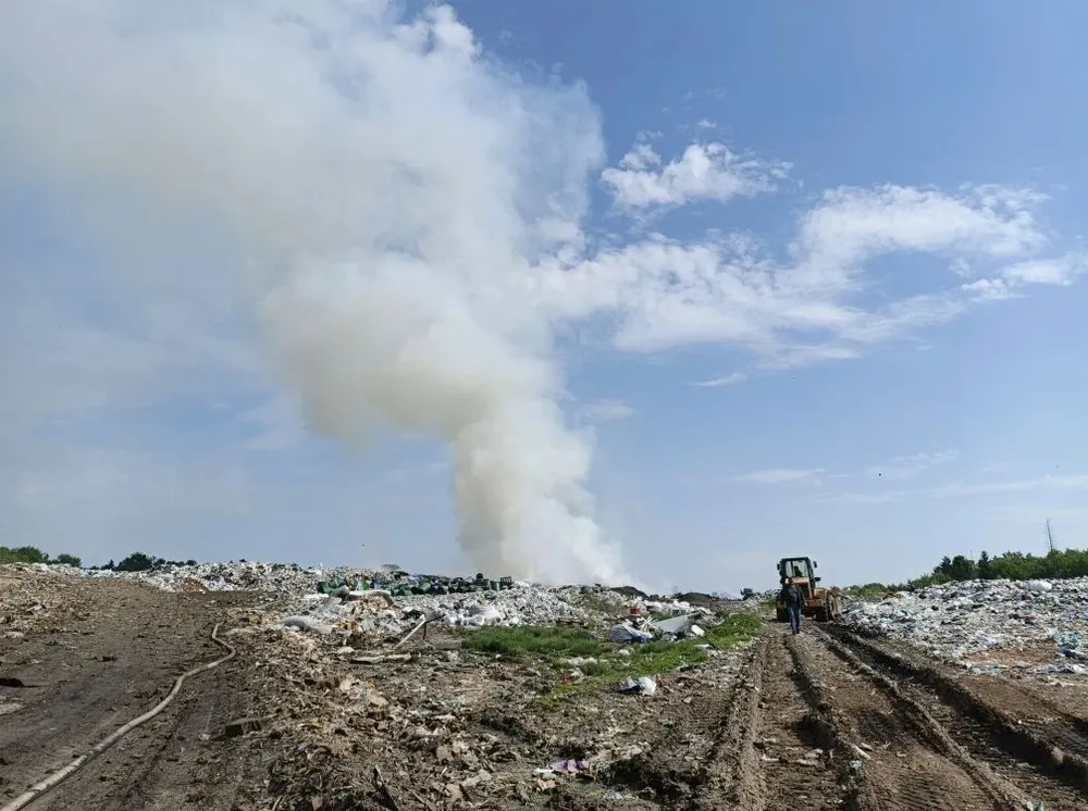 Под Тутаевом горит мусорный полигон
