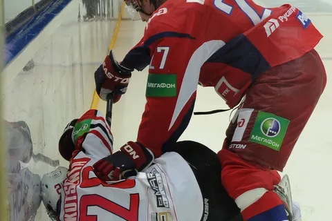 "Локомотив" начал серию домашних матчей в Ярославле с проигрыша. Фоторепортаж