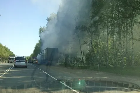 На въезде в Ярославль сгорела фура: видео