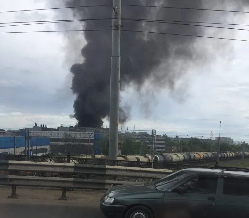 Столб черного дыма поднялся над Ярославлем