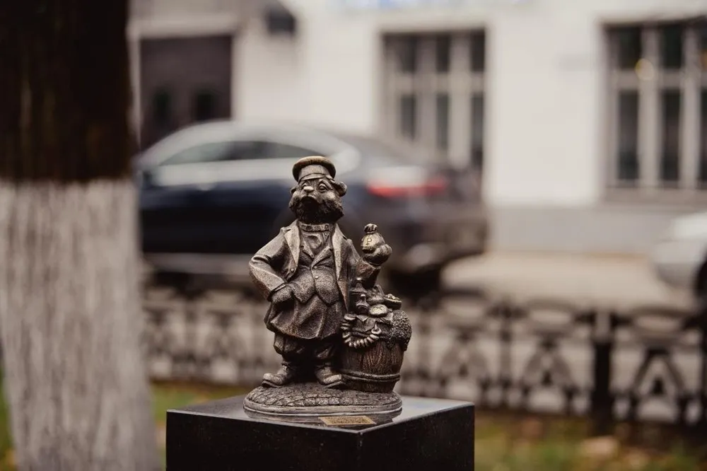 В центре Ярославля установили фигурку медведика-купца
