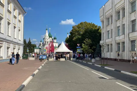 На Советской площади в Ярославле стартовал чемпионский парад