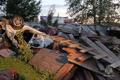 В Рыбинске машина совершила кульбит во дворе