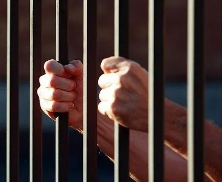 Сотрудник Рыбинской колонии получил восемь лет за взятку