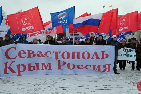 На митинге в поддержку Крыма ярославские партии меряются флагами. Фоторепортаж
