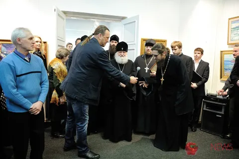 Желающие посетить выставку художника и священника Василия Шиханова не поместились в зал. Фоторепортаж