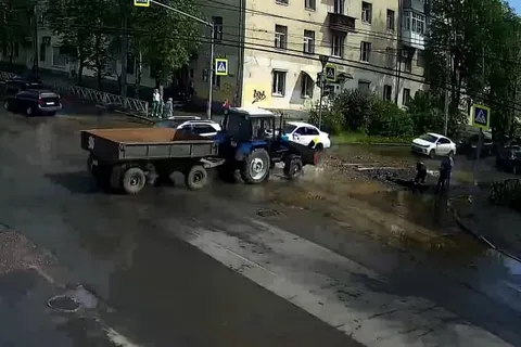 В Ярославле из-под земли забил гигантский фонтан: видео