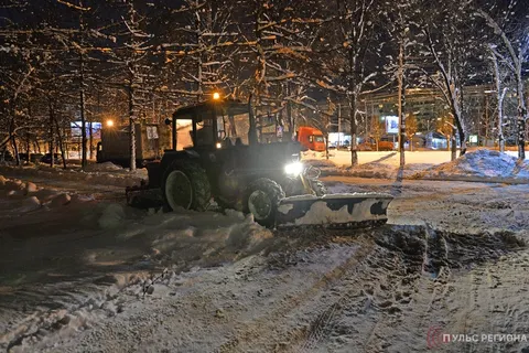 Ярославль чистят от снега ночью: убирайте свои машины!