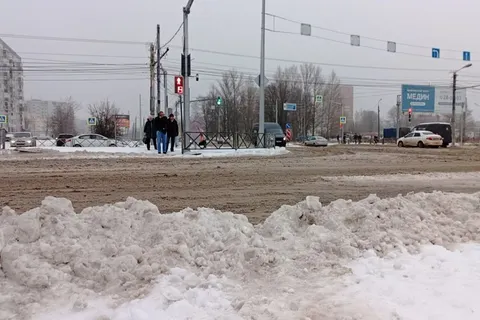 Пешеходные дорожки в Ярославле превращаются в катки