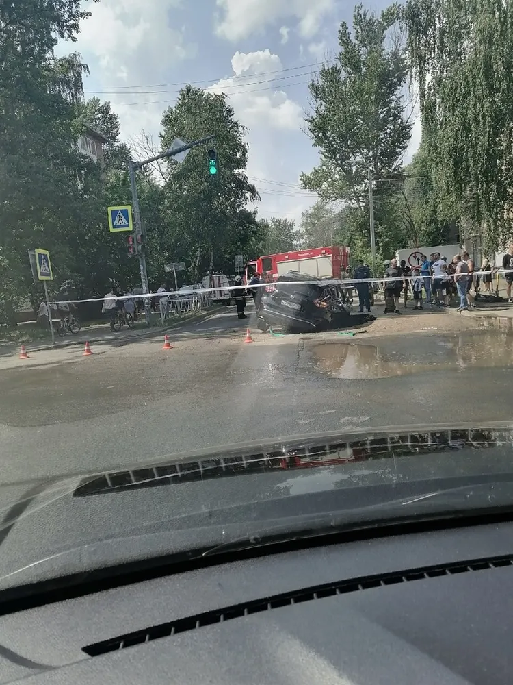 В центре Ярославля провалился автомобиль
