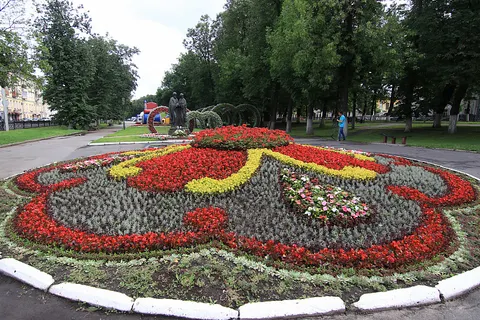 Ярославль закончили украшать цветами