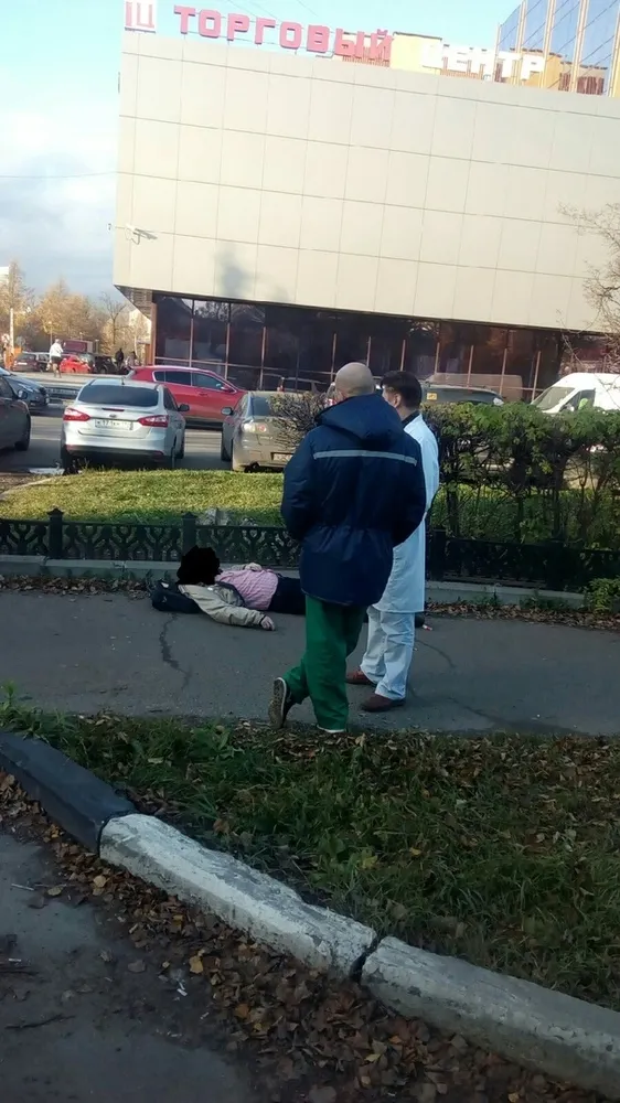 В Ярославле около торгового центра скончался мужчина