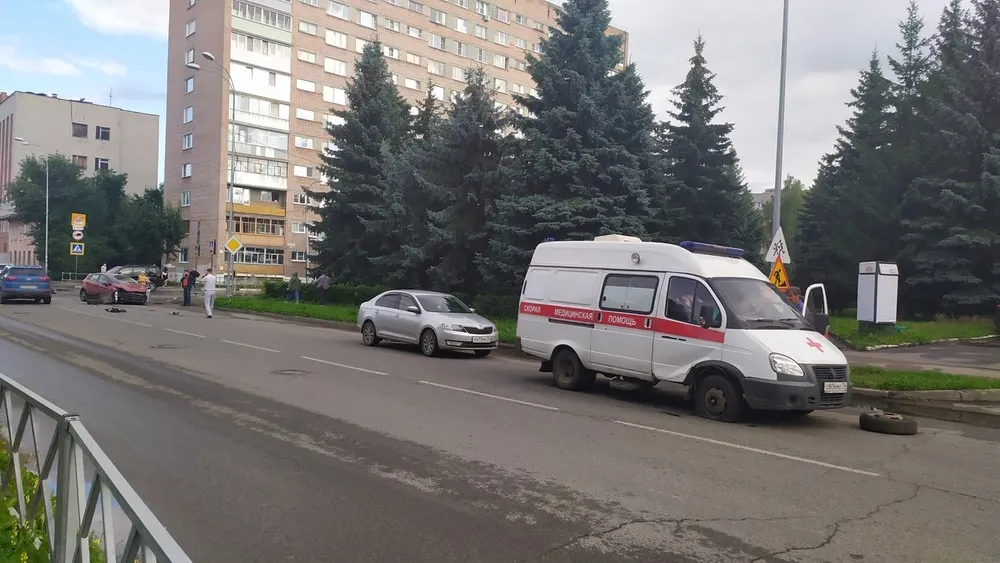 В Рыбинске иномарка врезалась в «Скорую помощь»