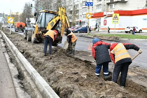 На проспекте Машиностроителей в Ярославле заделывают ямы