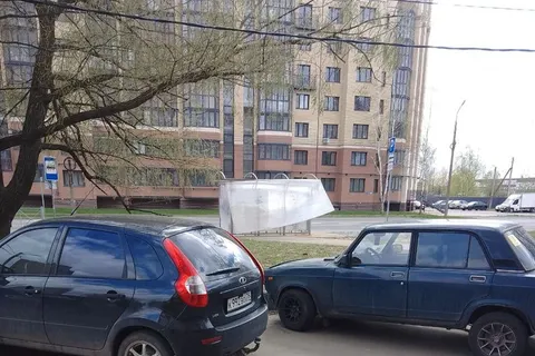 В Ярославле сдувает заборы и остановки