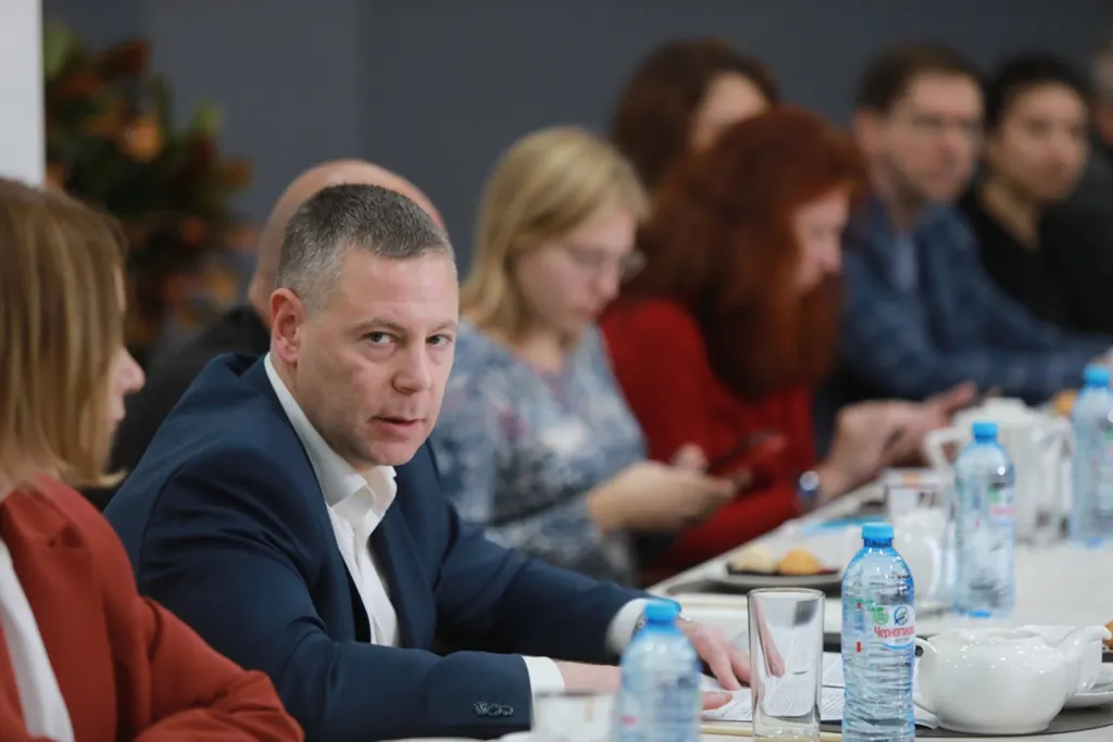 Ярославское правительство отменило закупки автомобилей и мебели