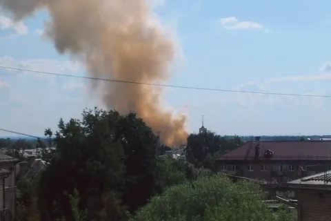 Горит складское помещение в центре Ярославля.