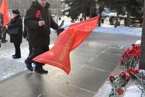В Ярославле коммунисты возложили цветы к памятнику Ленину. Фоторепортаж