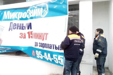 Незаконную рекламу убирают на Московском проспекте