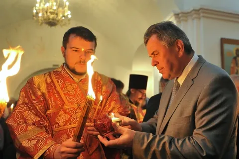 В Ярославль прибыл благодатный огонь. Фоторепортаж