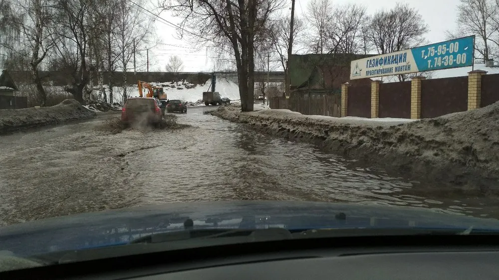 За Волгой в Ярославле автомобили были вынуждены пуститься в заплыв