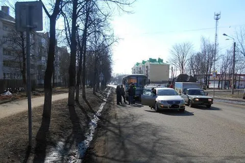 В Угличе автобус врезался в иномарку