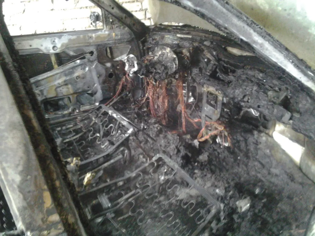 В Ярославле ночью горел автомобиль