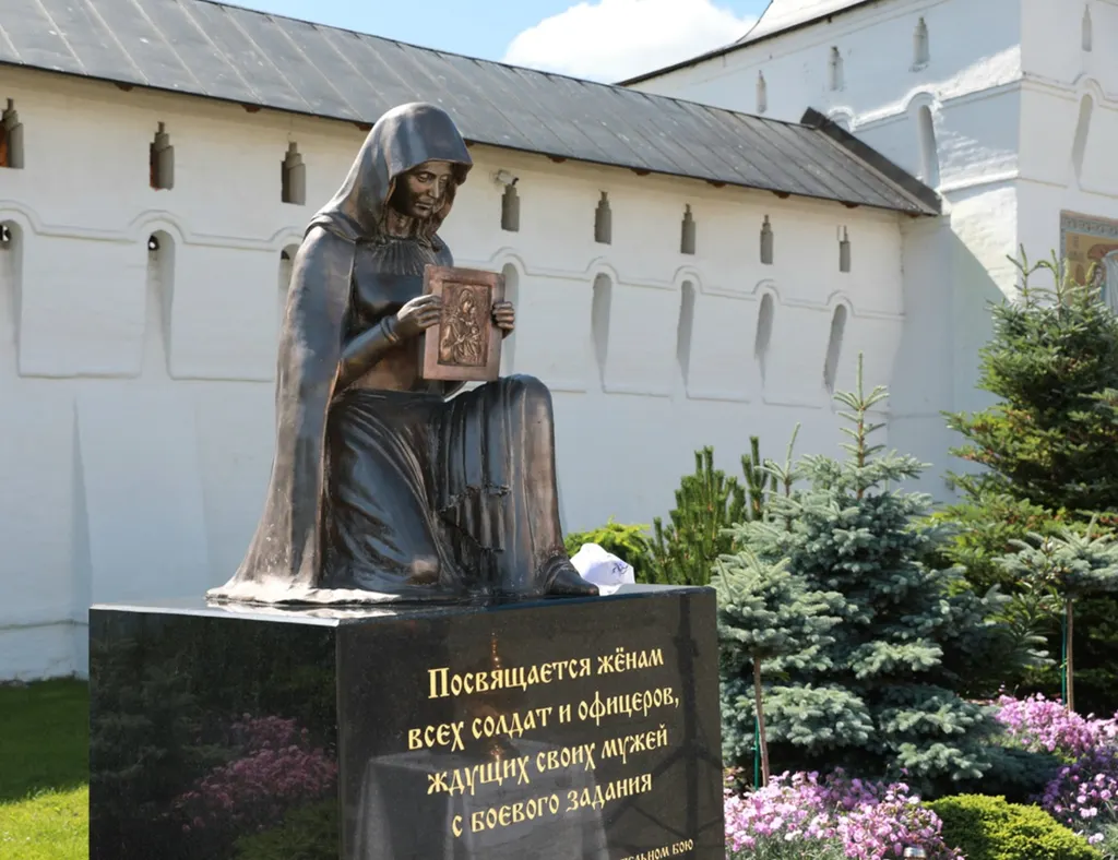 В Ярославле открыли памятник жёнам всех солдат и офицеров