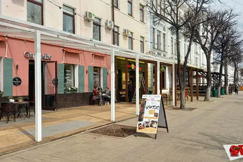 В центре Ярославля устанавливают летние кафе