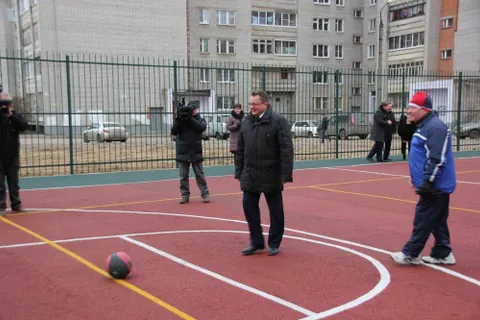 В Ярославле продолжается строительство многофункциональных спортивных площадок