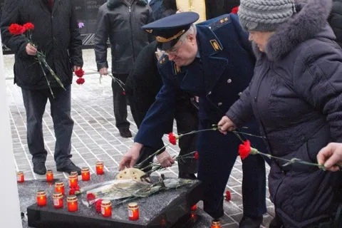 В Ярославле прошла мемориальная патриотическая акция «Зажги свечу памяти»