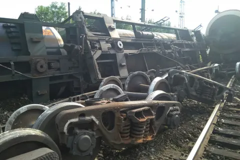 В Ярославле из опрокинувшихся цистерн вылилось около 30 тонн мазута