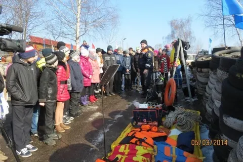Школьников Ярославля научили спасать людей, попавших под лед. С фото