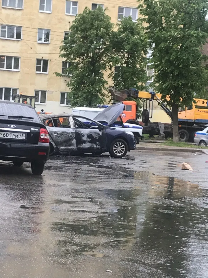 Этим утром в Ярославле полыхал автомобиль
