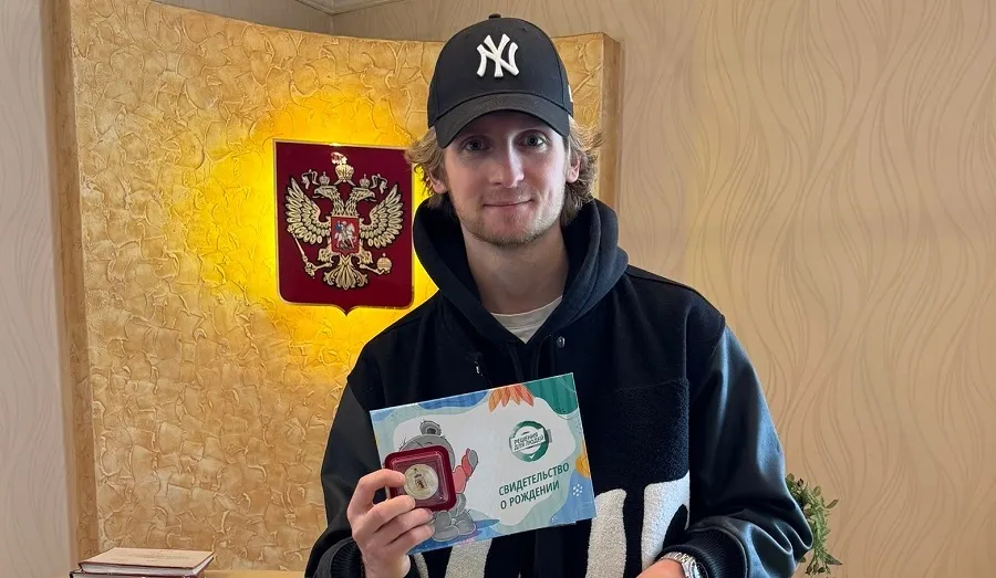 Вратарь ярославского «Локомотива» получил свидетельство о рождении сына