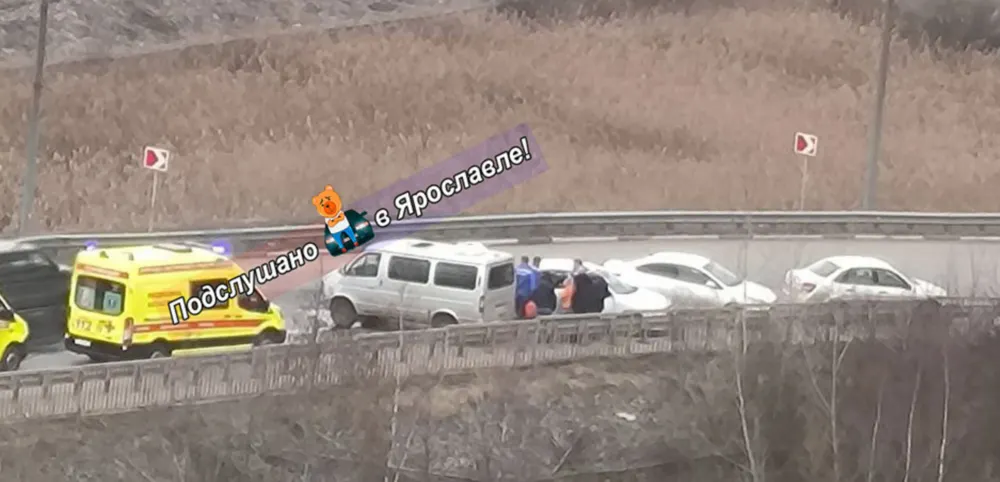 В ДТП на Которосльном мосту пострадали четыре человека